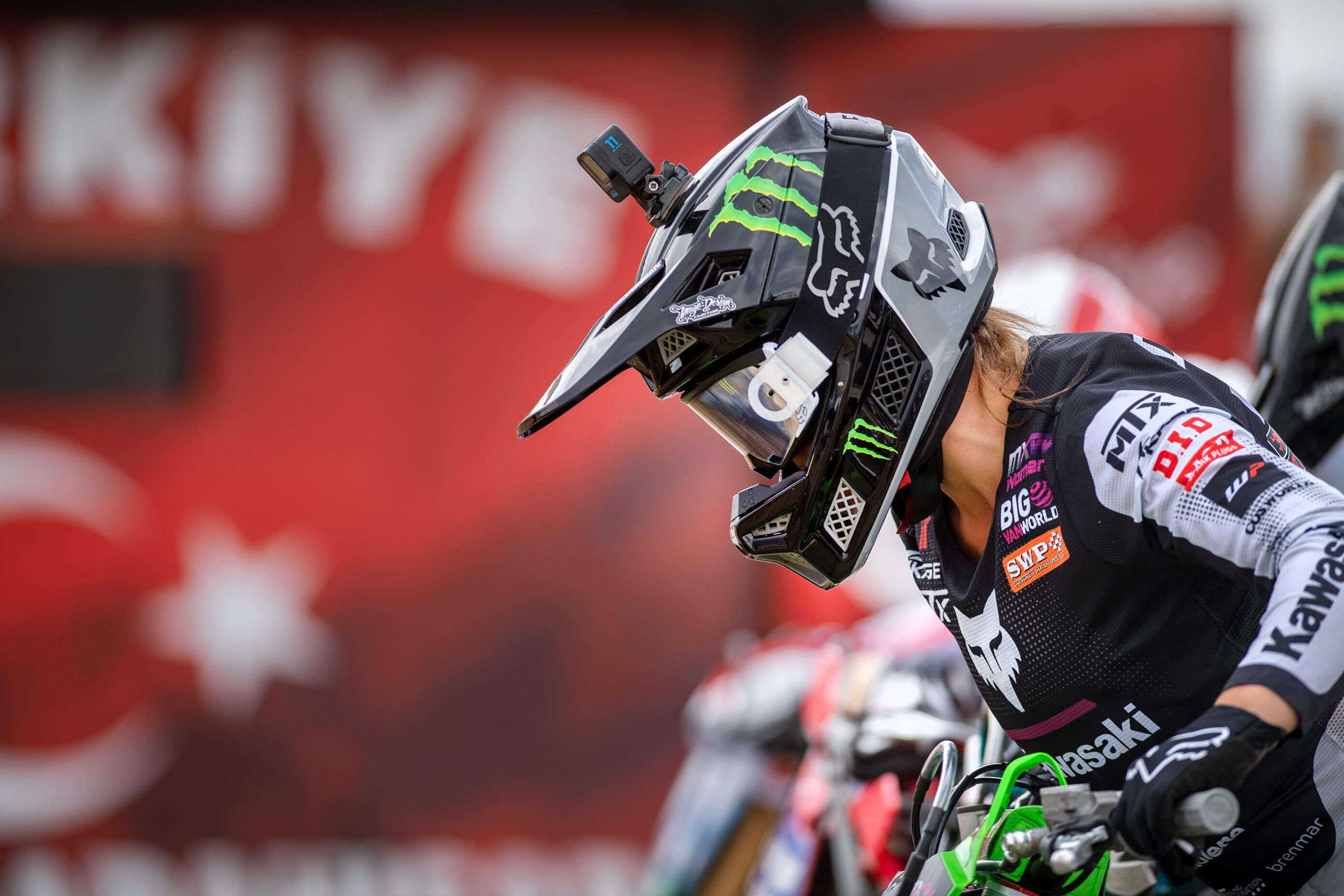 Motarde sur la ligne de départ d'une course cross avec un masque Fox équipé de tear-offs