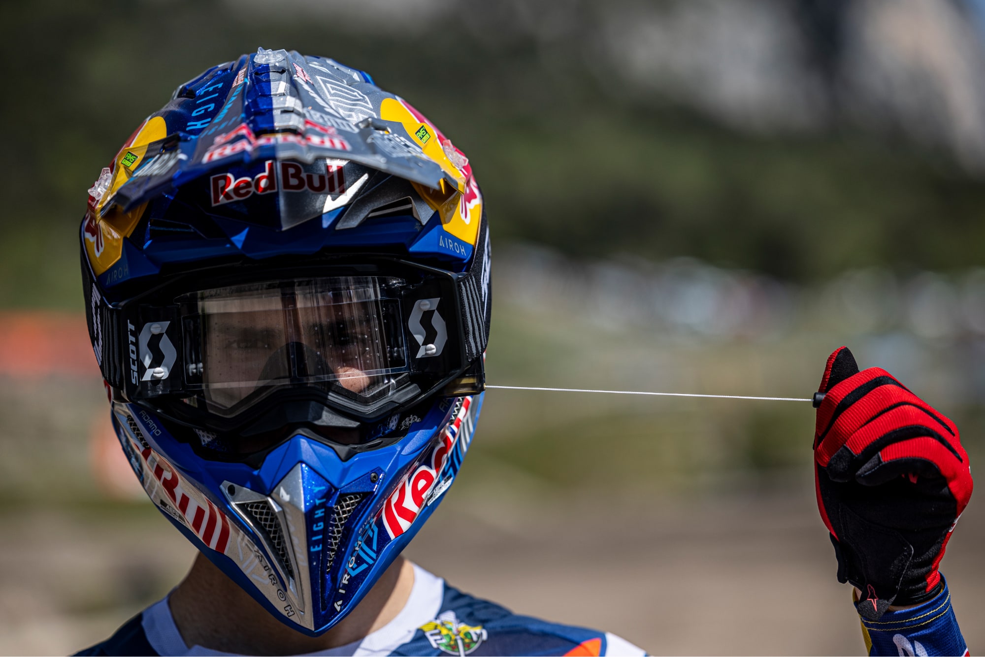 Motard avec un masque Scott équipé d'un roll-off actionnant la tirette