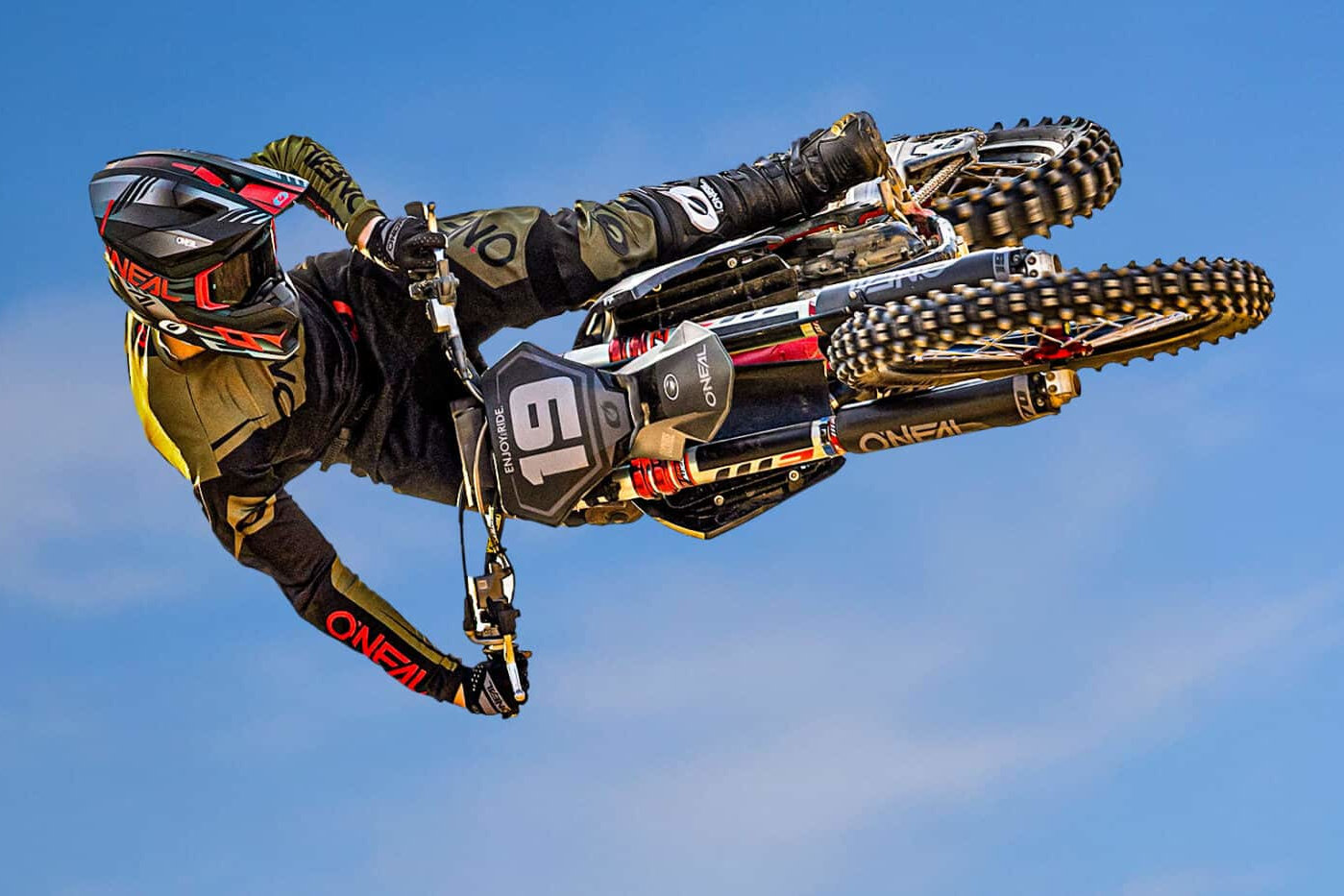 Un pilote cross bien équipé en plein whip