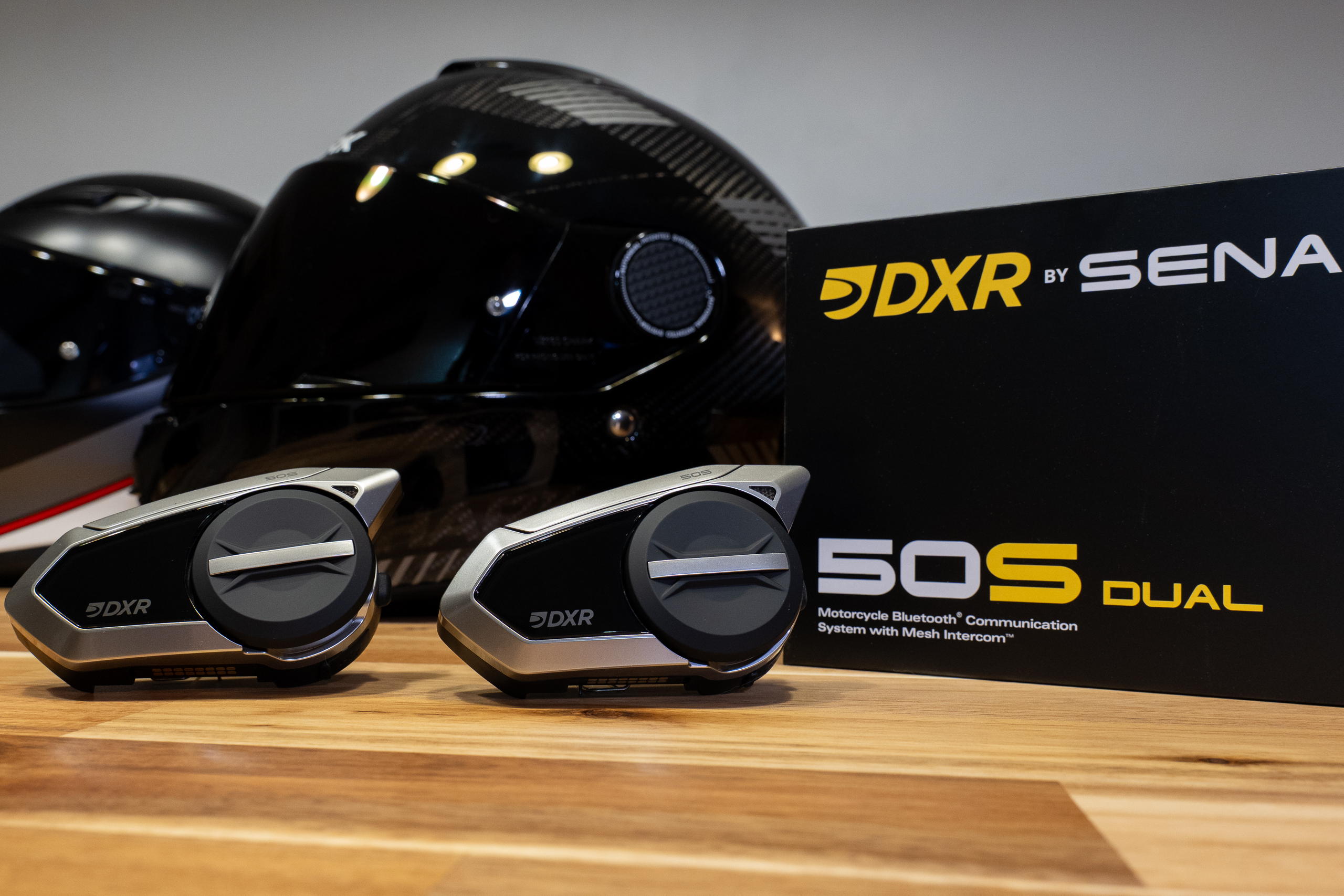 Cédric, formateur moto, teste l&rsquo;intercom DXR by Sena 50S : la référence premium aux couleurs de Motoblouz