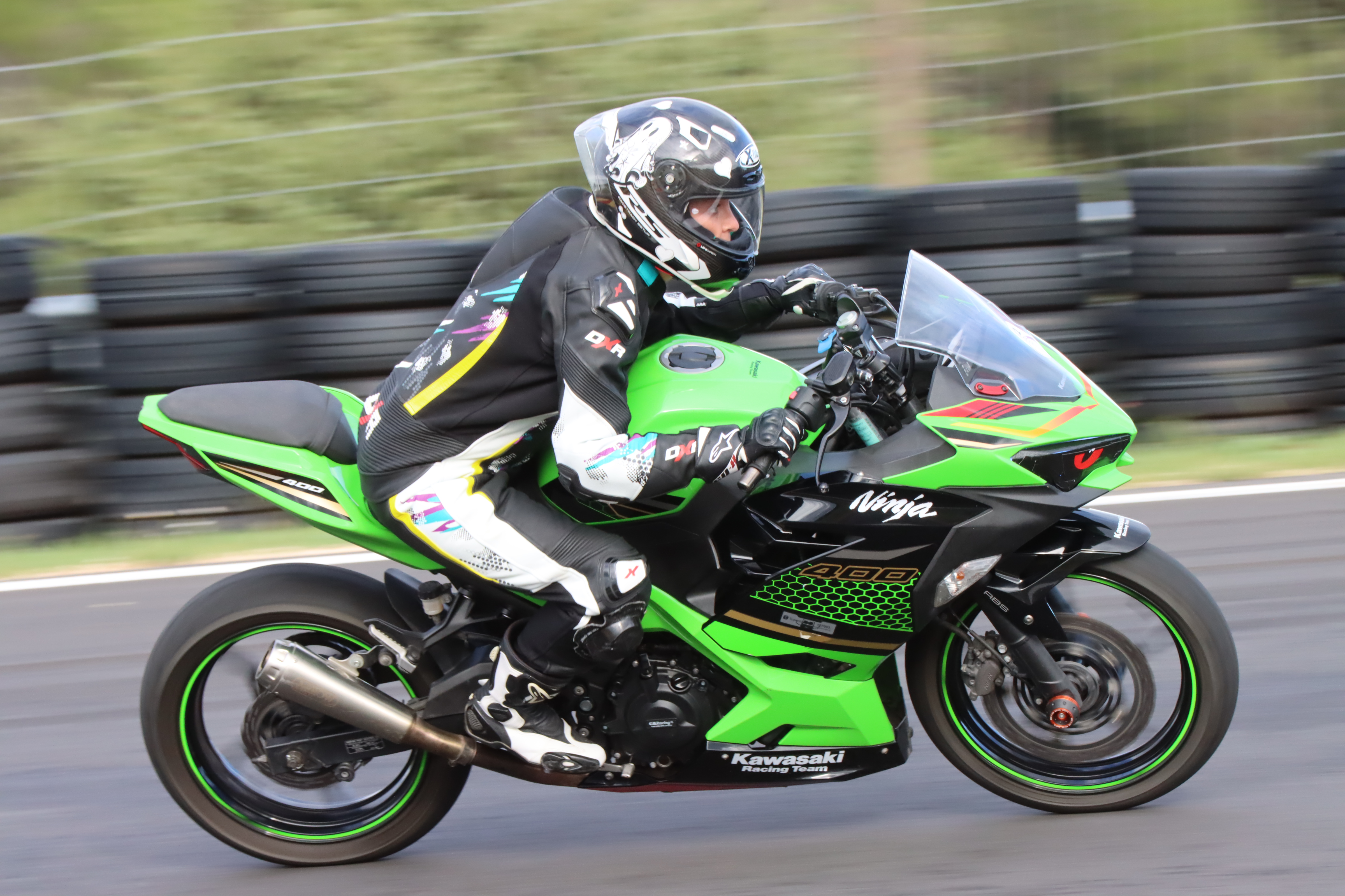 Combinaison sportive DXR Carla, testée et validée par Kelly, cliente Motoblouz