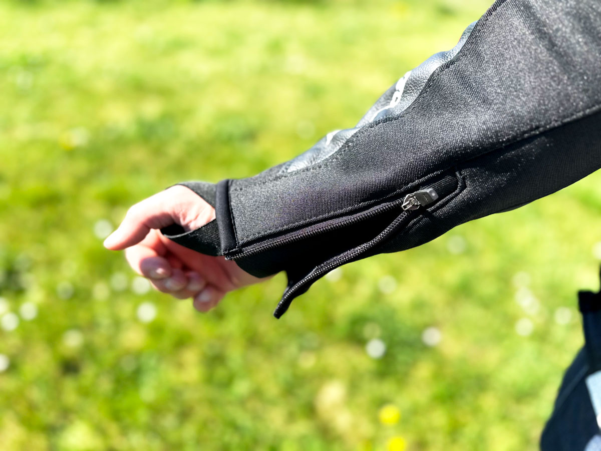 Blouson moto en cuir perforé avec élastiques ai niveau des pouces et zip de poignets pour un bon maintien et un enfilage facile - DXR Orcus