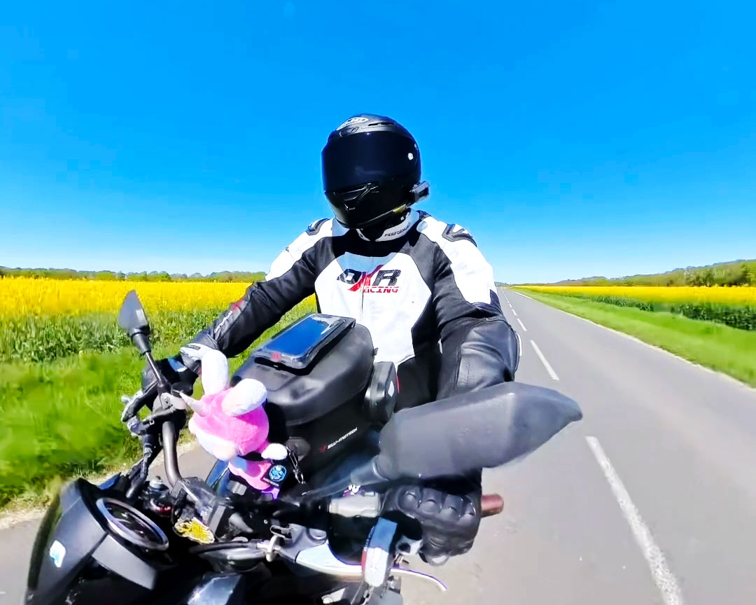DXR Orcus, blouson moto cuir ventilé conçu pour la mi-saison et l'été - Session de roulage pour les tests