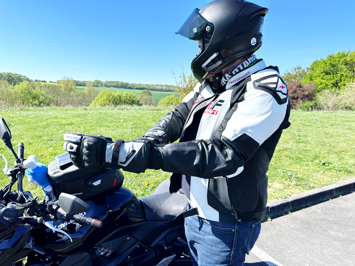 DXR Orcus avec inserts stretch au niveau des poignets pour un enfilage facile des gants