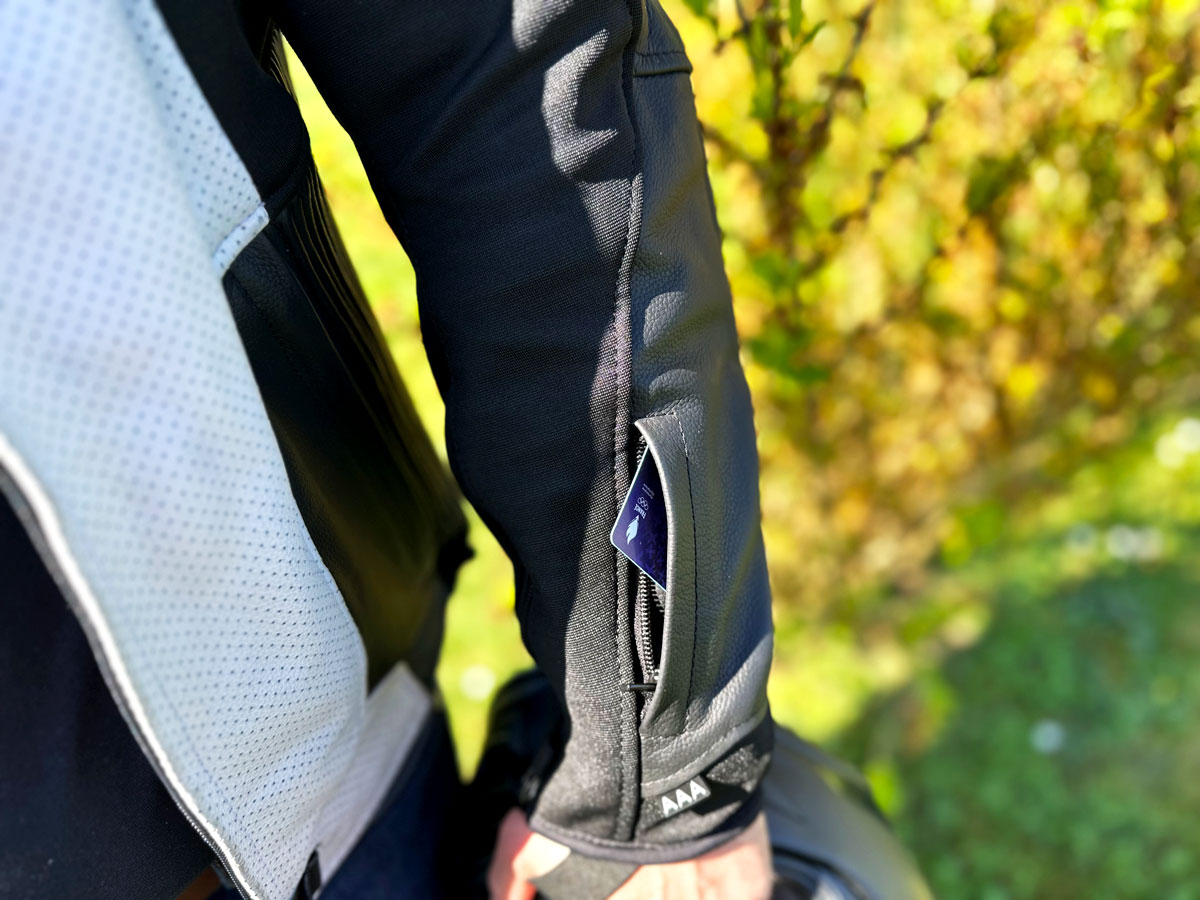 Poche manche pratique et accessible sur le blouson moto cuir DXR Orcus