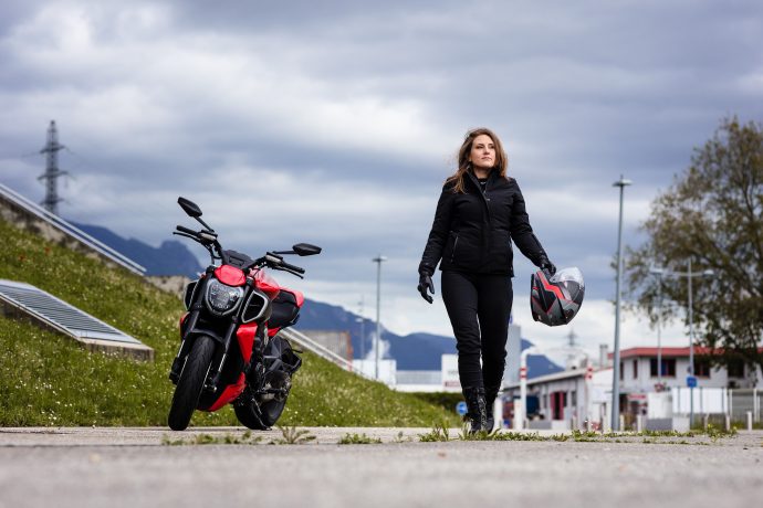 Motarde urbaine : les indispensables pour rouler en ville