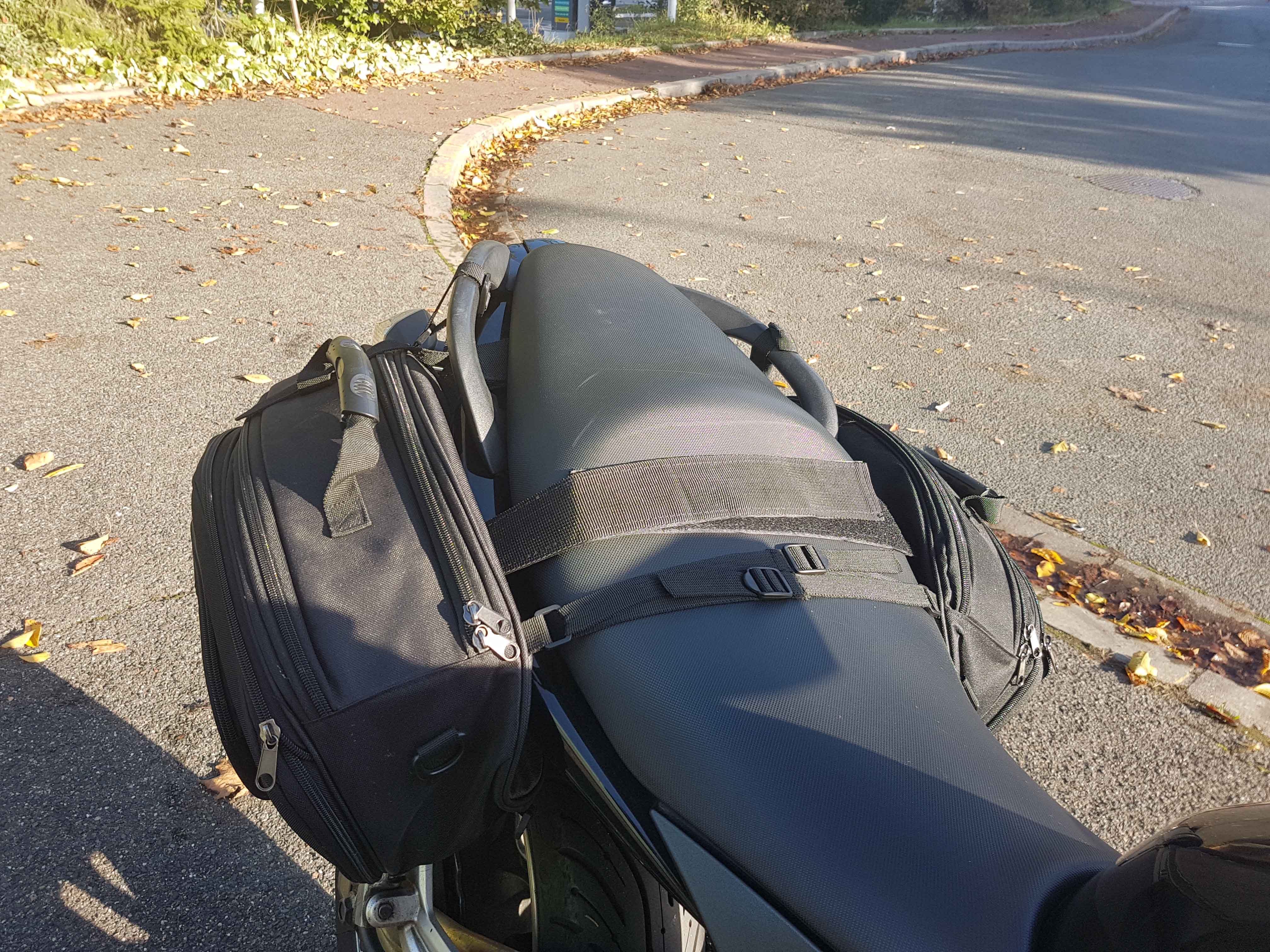 Sacoches cavalières sur sur une moto sportive