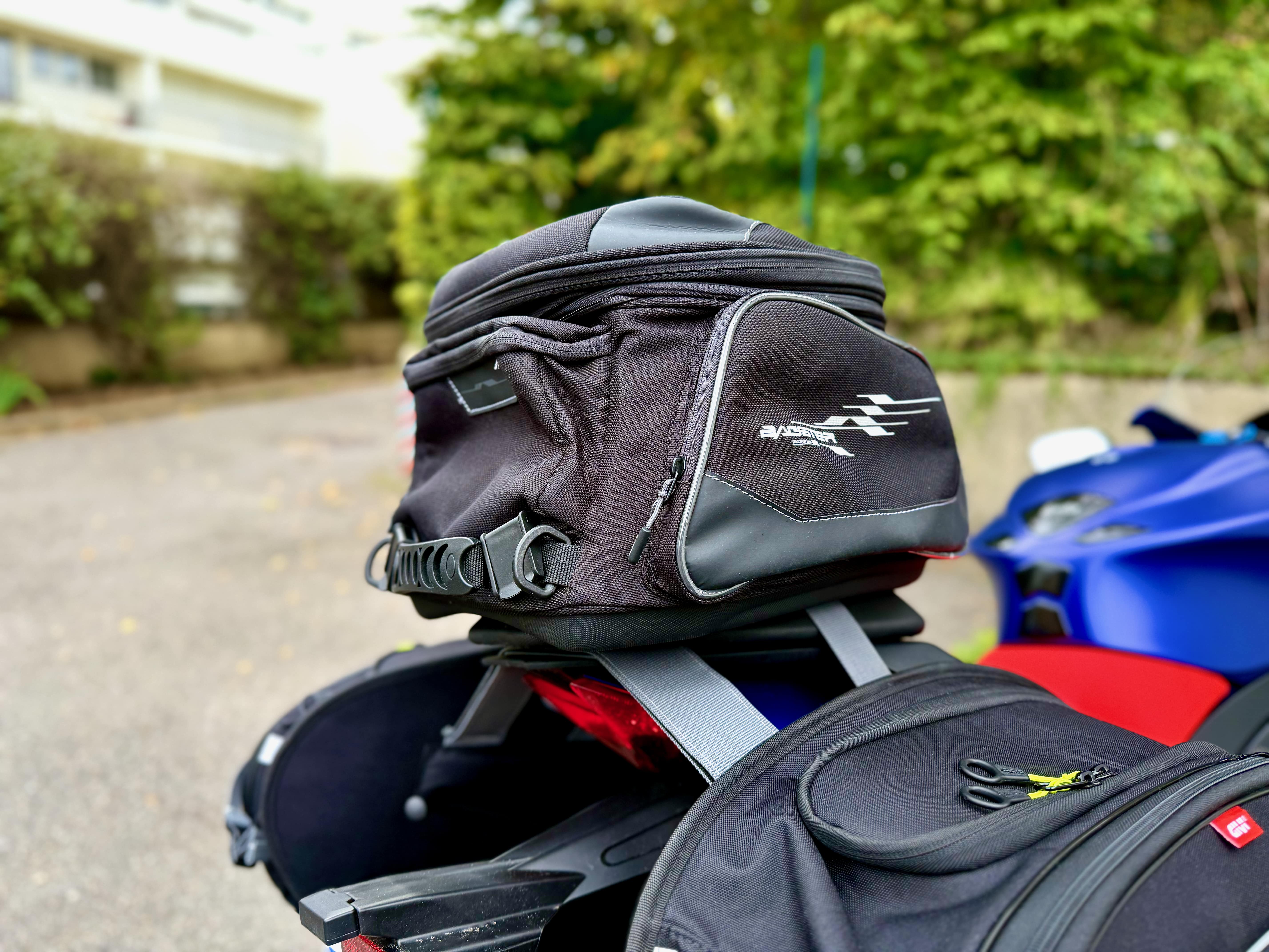 sacoche de selle sur une moto sportive