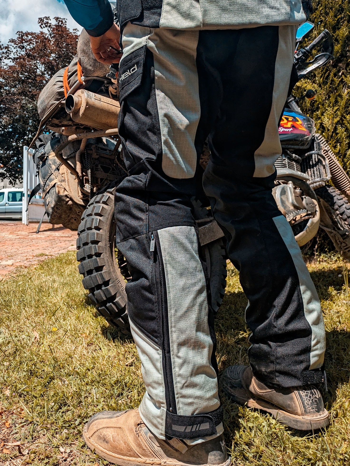 Vue des zips du pantalon du Held Hakuna Matata