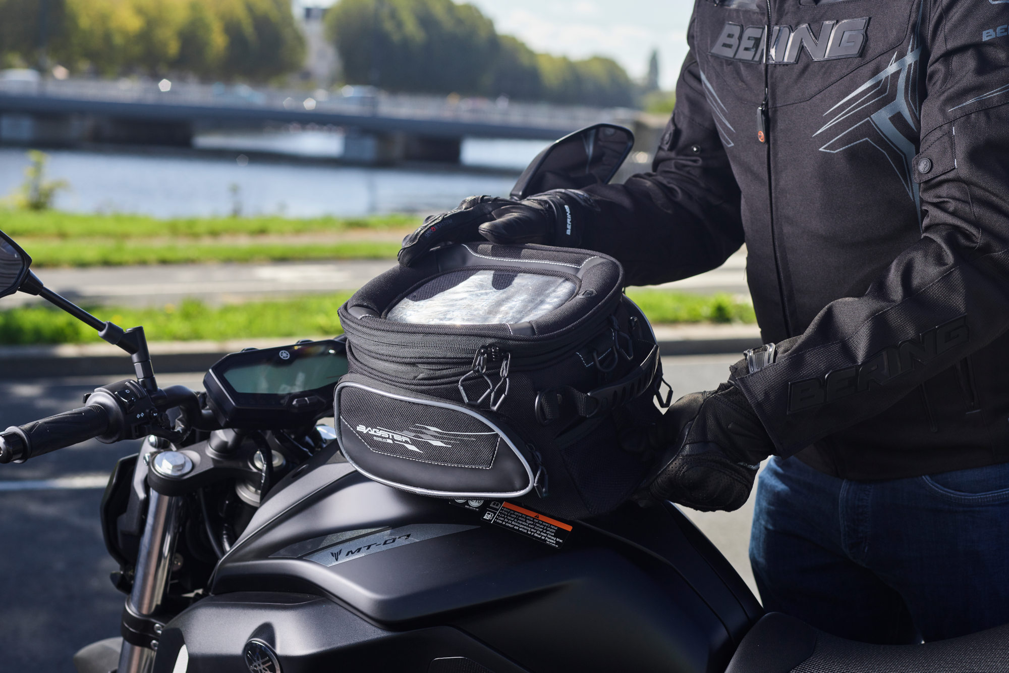 sacoche de réservoir sur une moto sportive