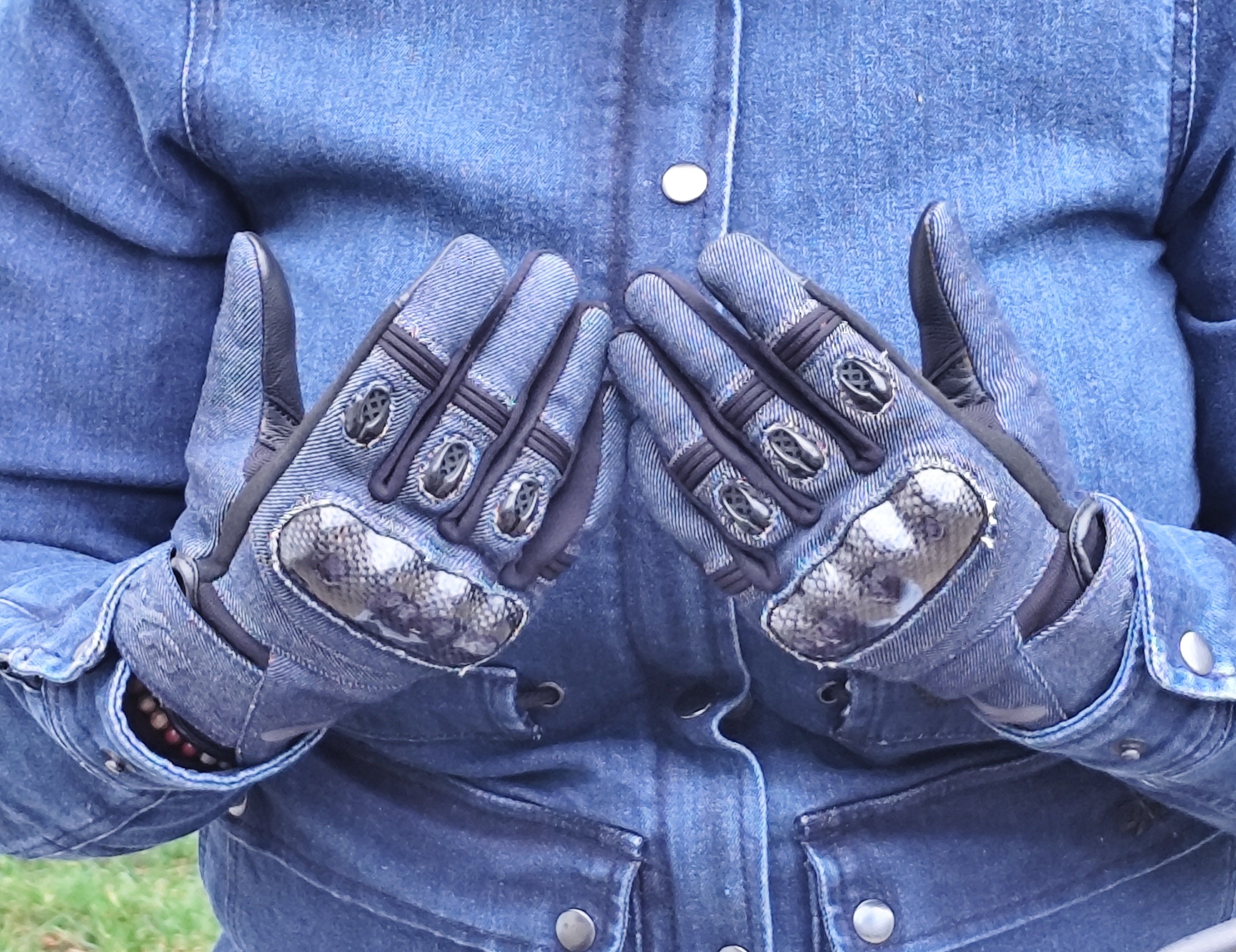 Les gants DXR Lexar Lady, testés et validés par Gaëlle, cliente Motoblouz