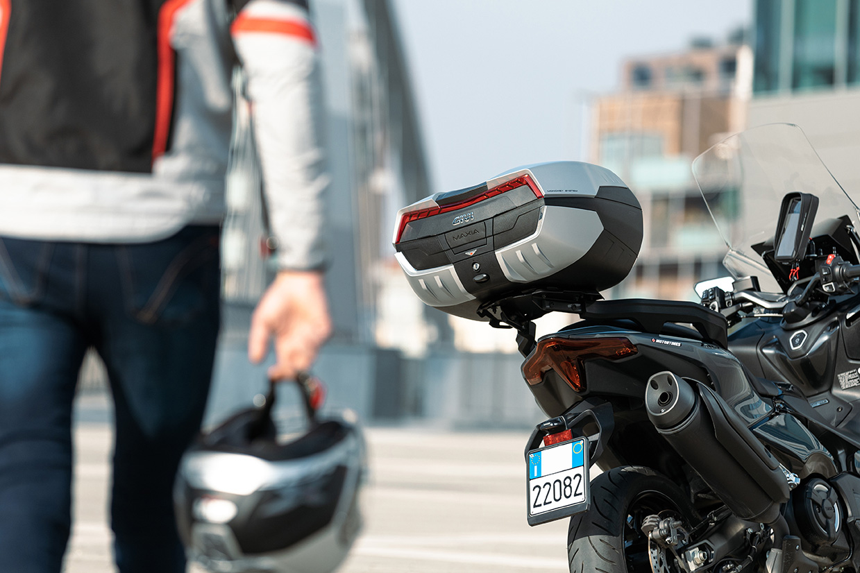 Comment fixer un top case sur sa moto ?
