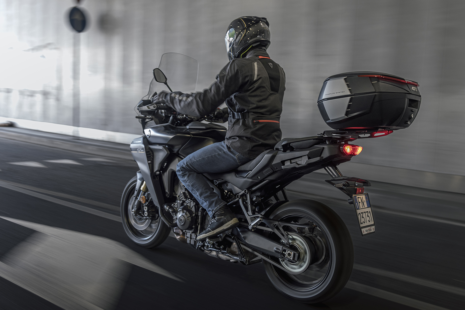 Comment monter et descendre de sa moto avec un top case ?