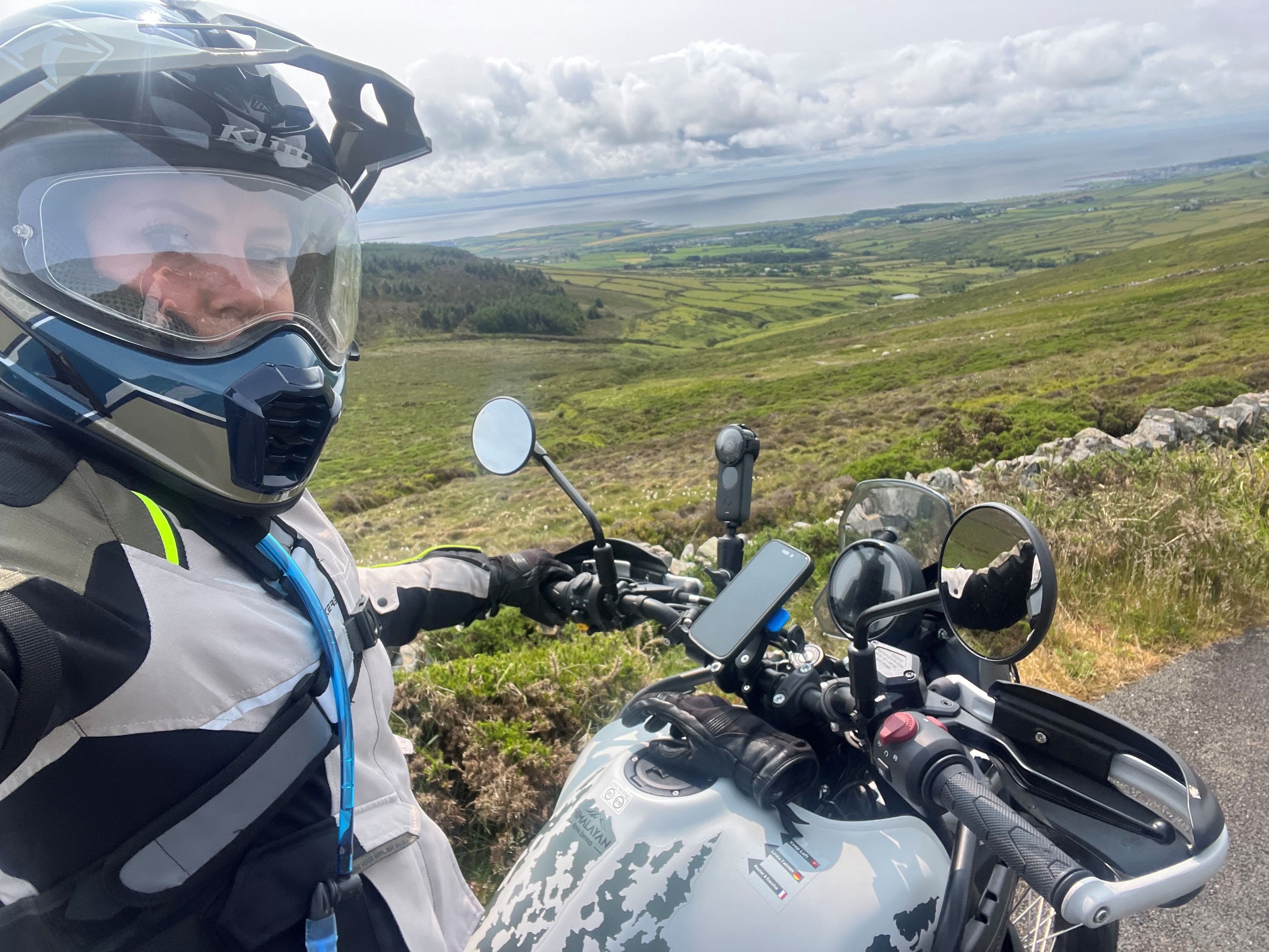 Voyager léger à moto : check-list minimaliste