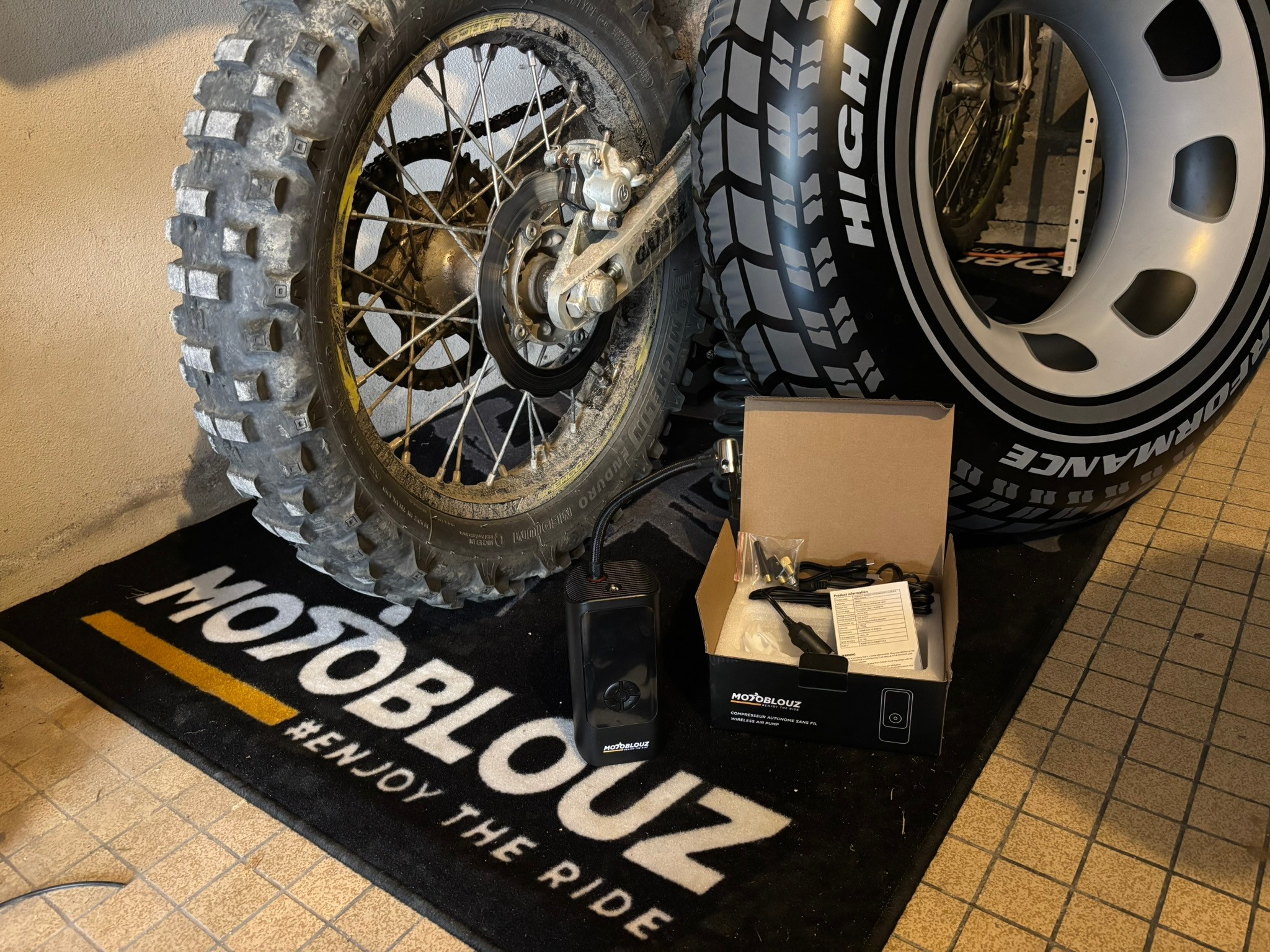 Compresseur autonome sans fil Motoblouz, testé et validé par Thibaud, client Motoblouz