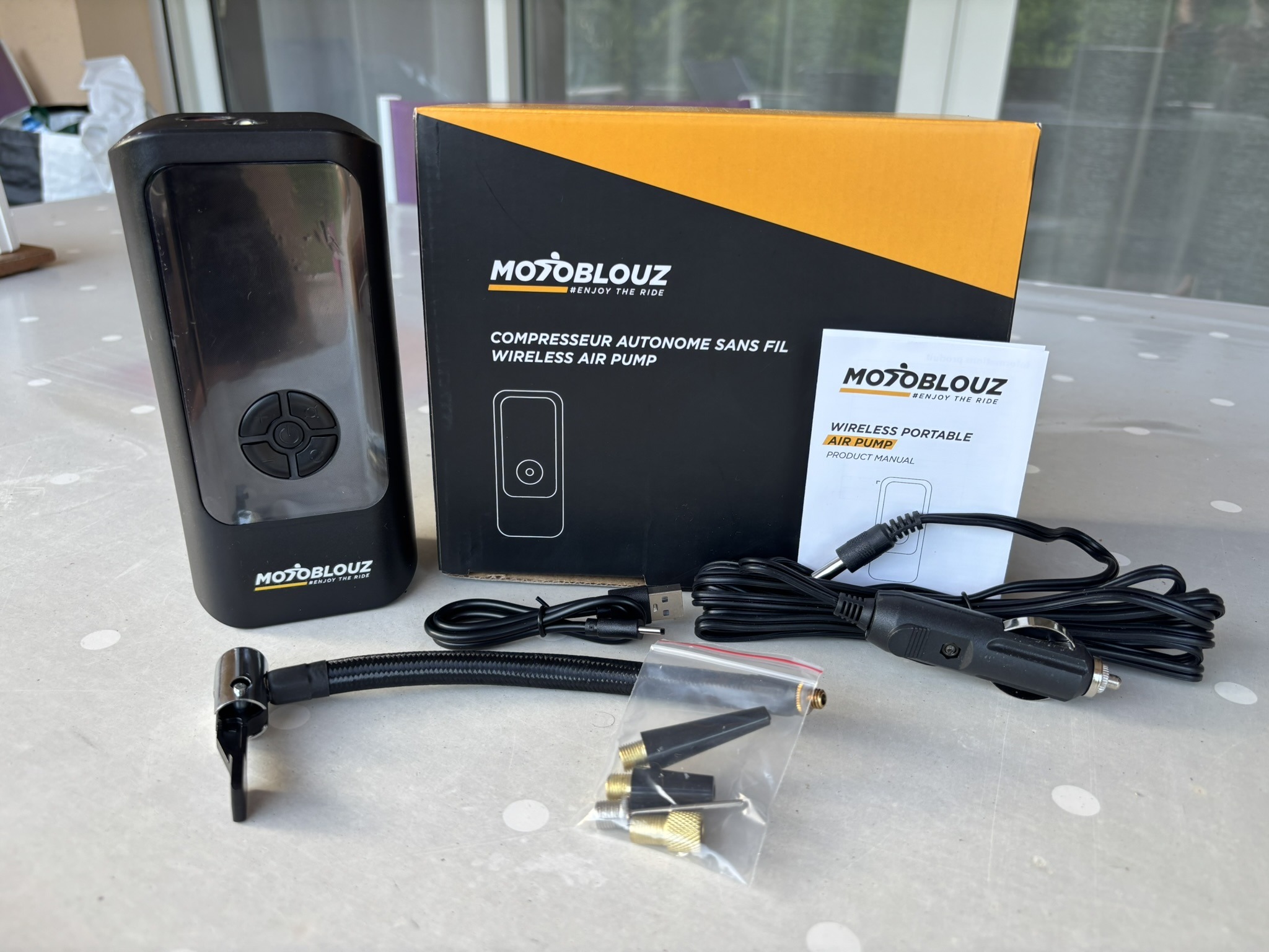 contenu de la boîte du compresseur autonome sans fil Motoblouz