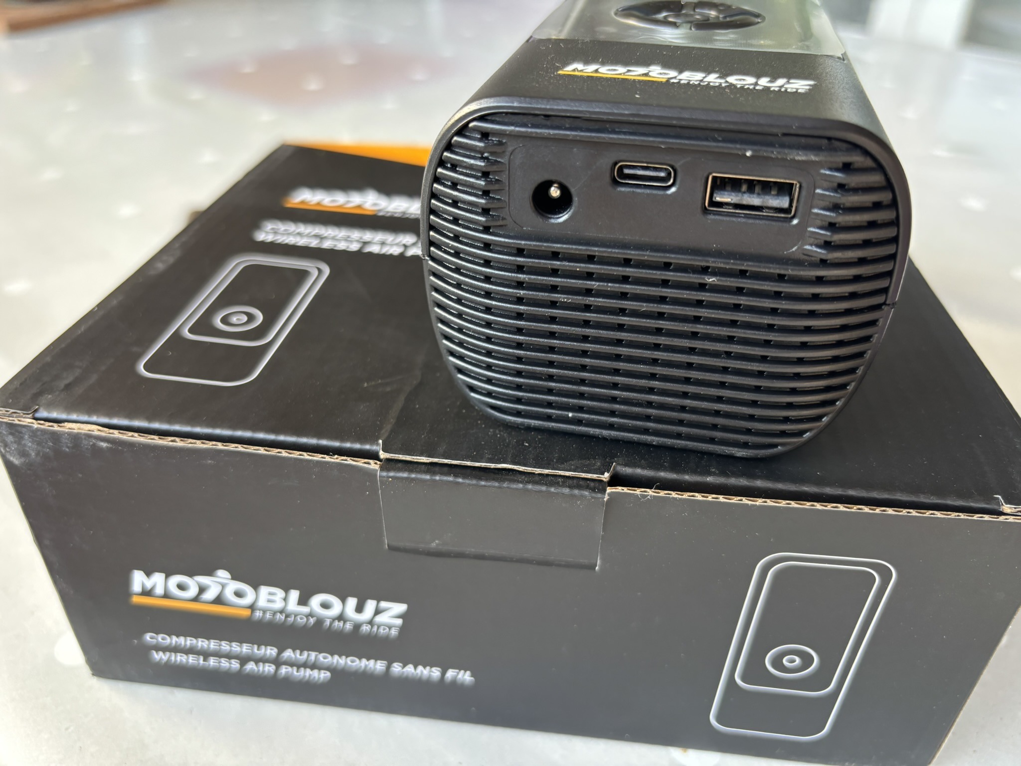 Focus sur la connectique du compresseur autonome sans fil Motoblouz