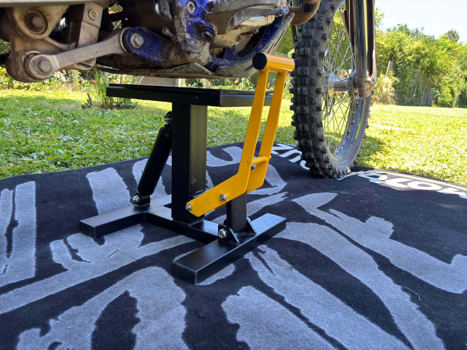 Lève-moto MX Lift hydraulique Motoblouz : il rest de la place pour le glisser sous la moto