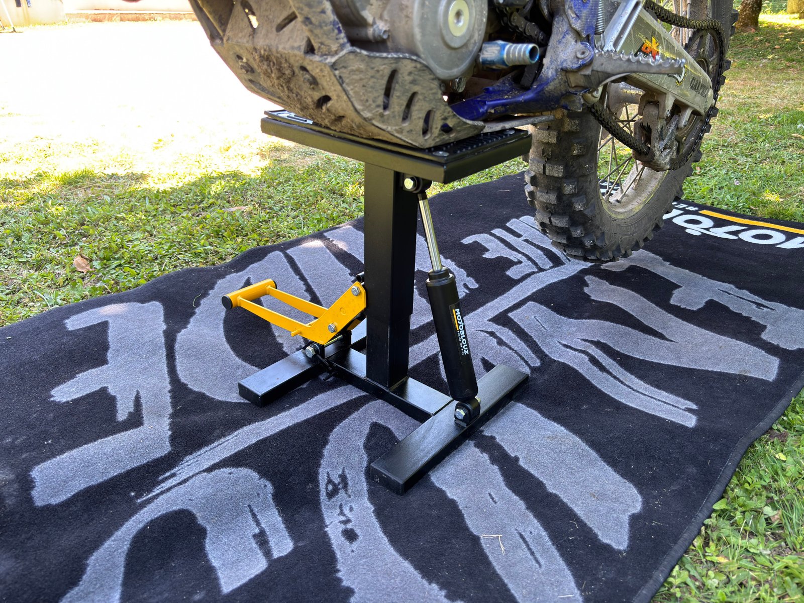Lève Moto MX Lift Hydraulique Motoblouz - Un large pad en caoutchouc recouvre la tablette