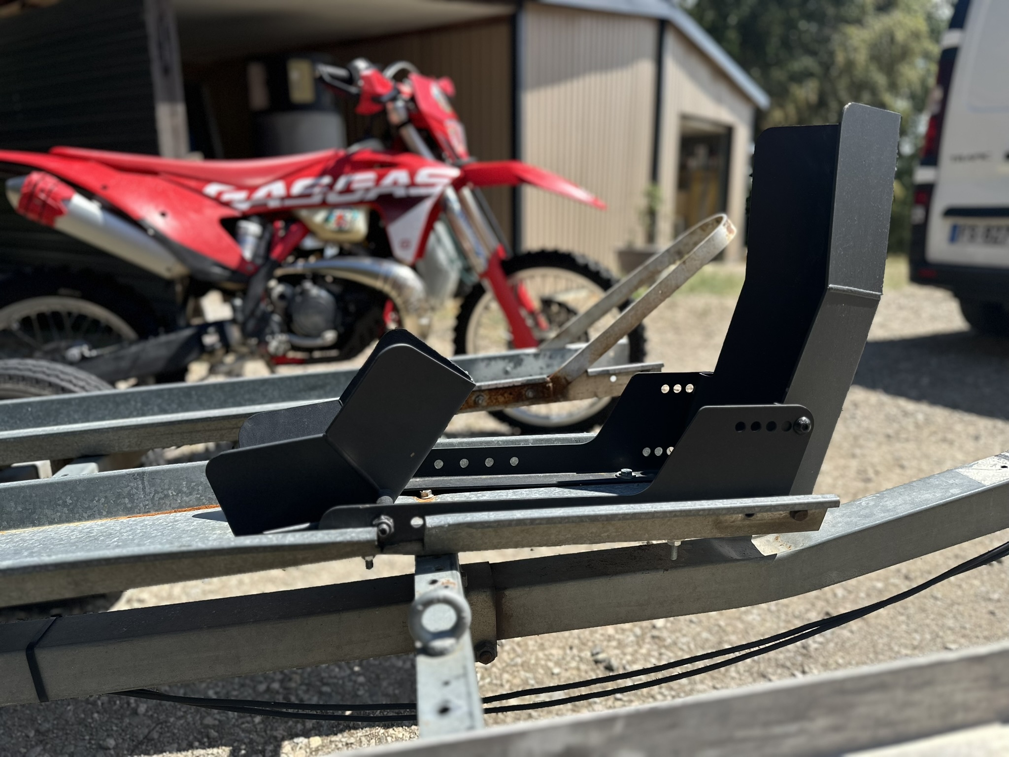 Bloque-roue universel Motoblouz - Adaptation sur une remorque muni d'un rail