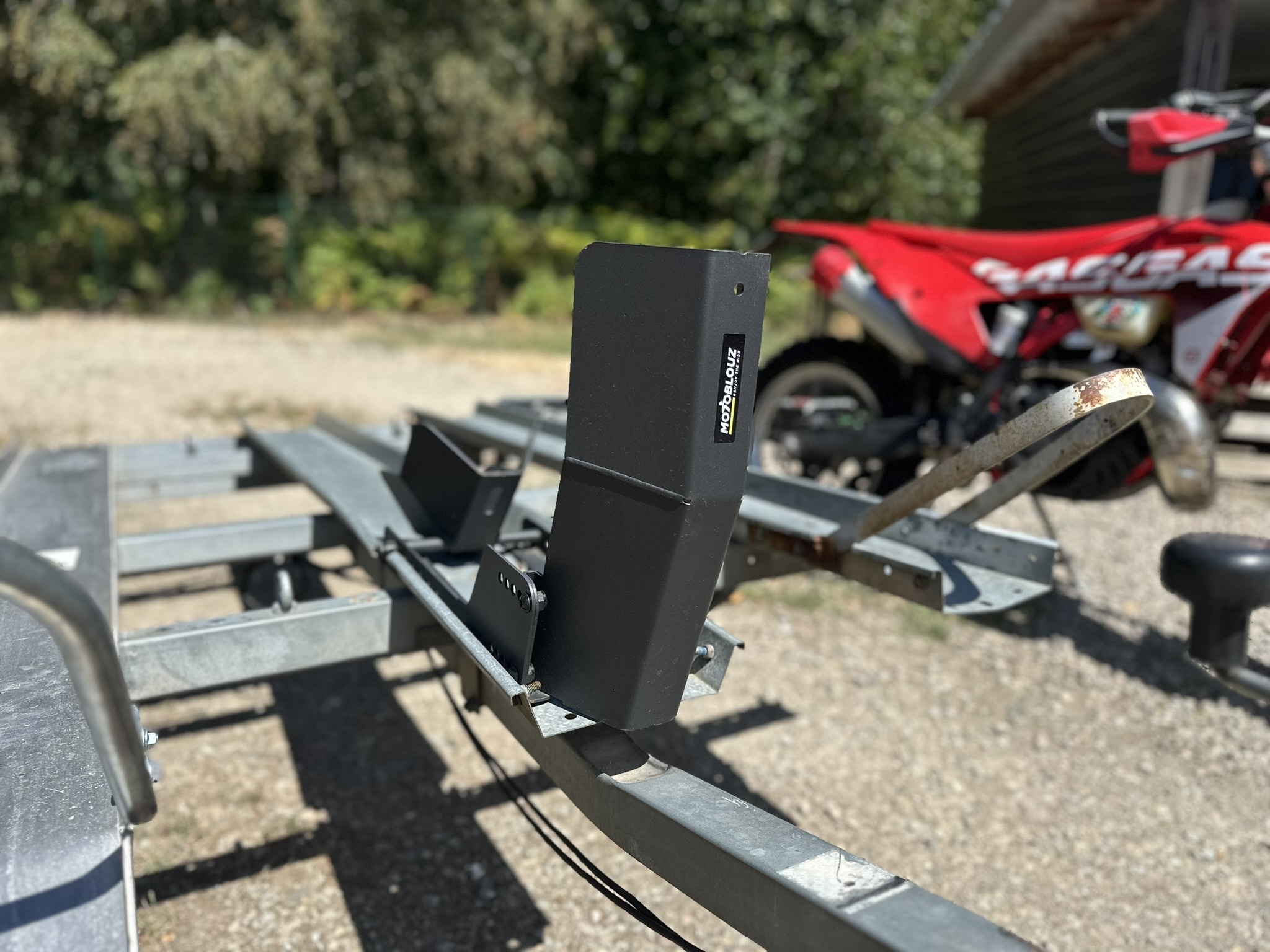 Test du bloque-roue Motoblouz 12 à 21 pouces, testé et validé par Thibaud, client Motoblouz