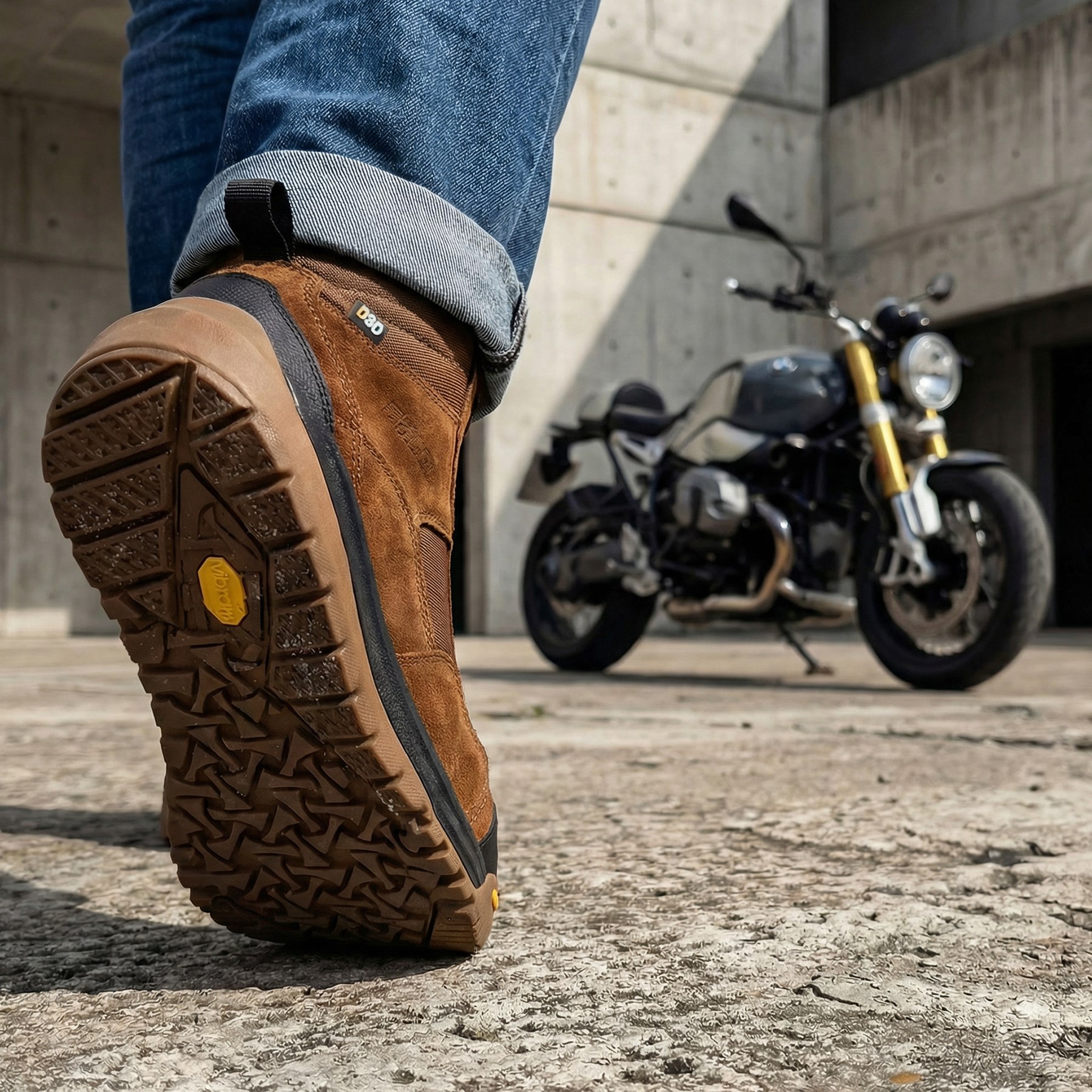 Gros plan sur la chaussure d'un motard se dirigant vers sa moto