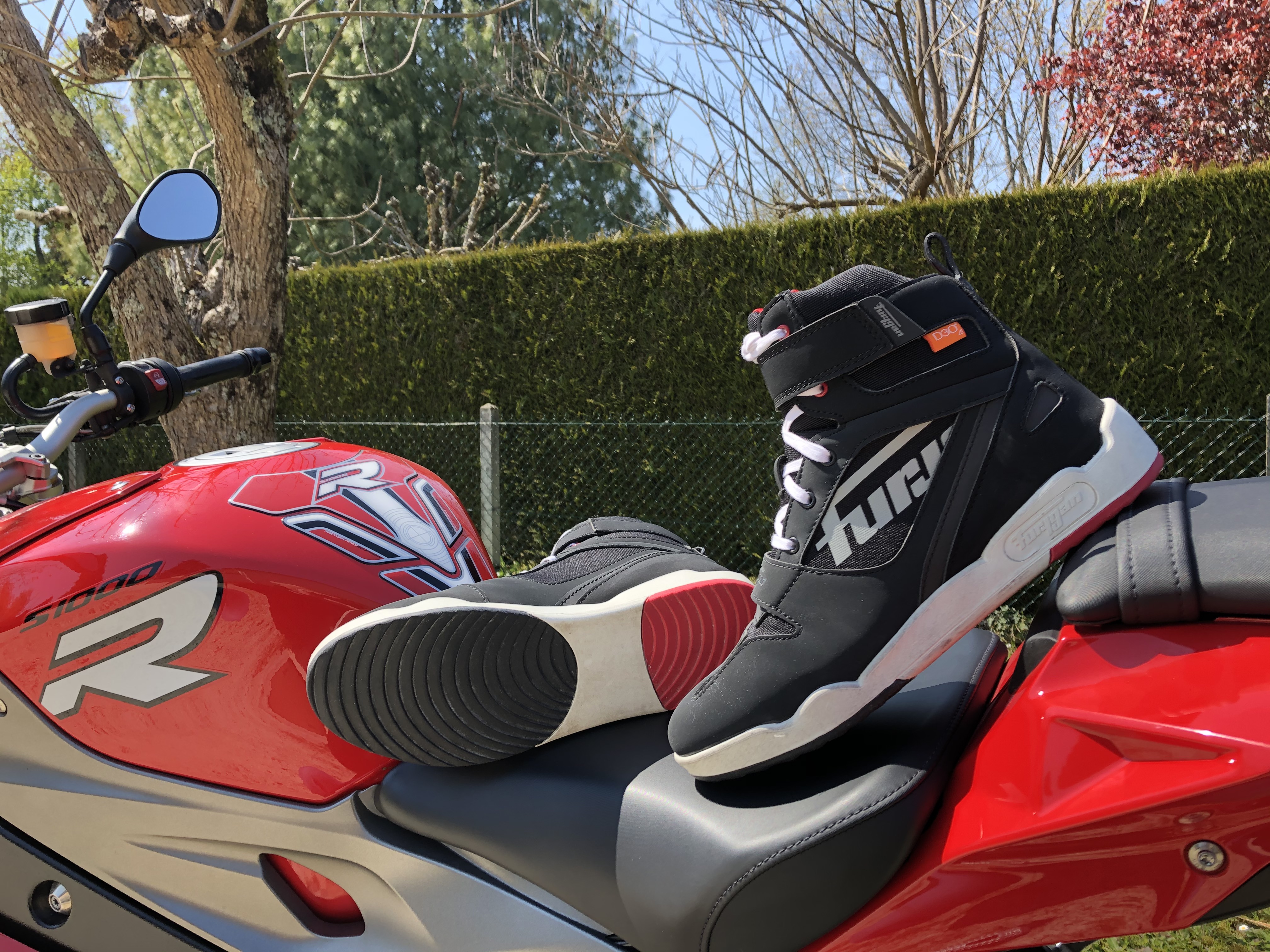 Chaussures moto obligatoires sur une selle de moto