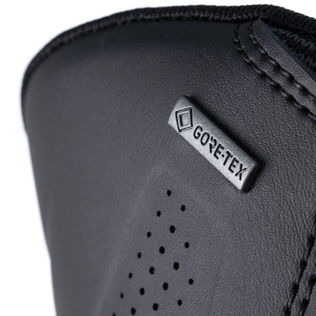 Logo Gore-Tex sur une bottes moto route Alpinestars