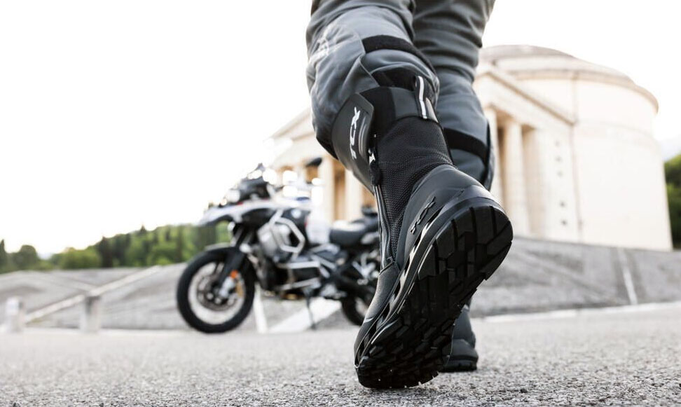 Motard marchant vers son trail