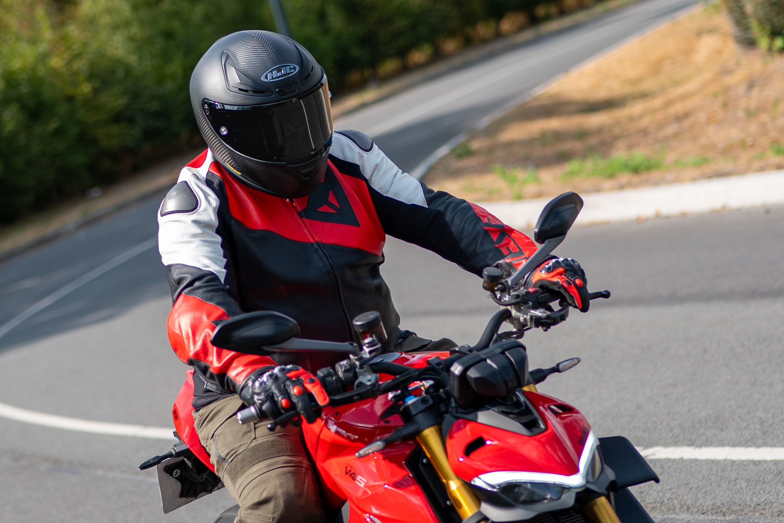 Casque HJC RPHA 1 V2 : essai d&rsquo;un casque hyper racing sans concession, par Cédric, formateur moto