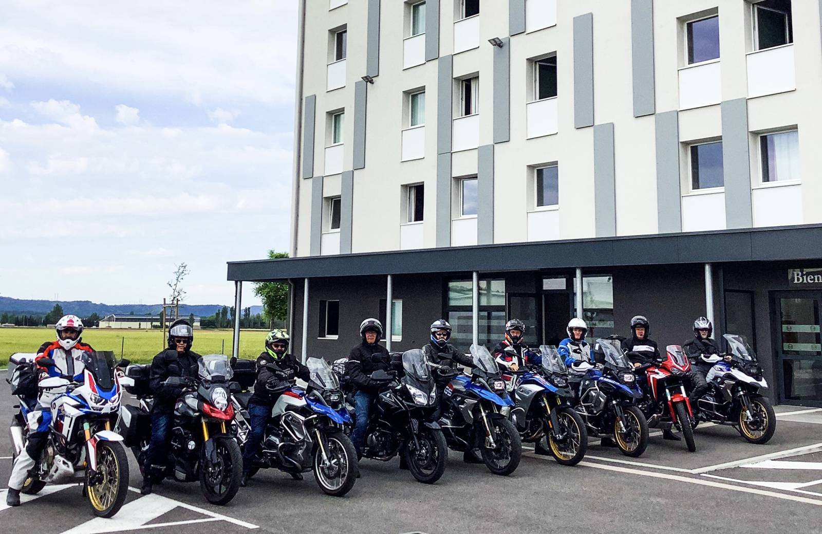 Dormir en camping ou à l’hôtel lors d’un road trip moto ?