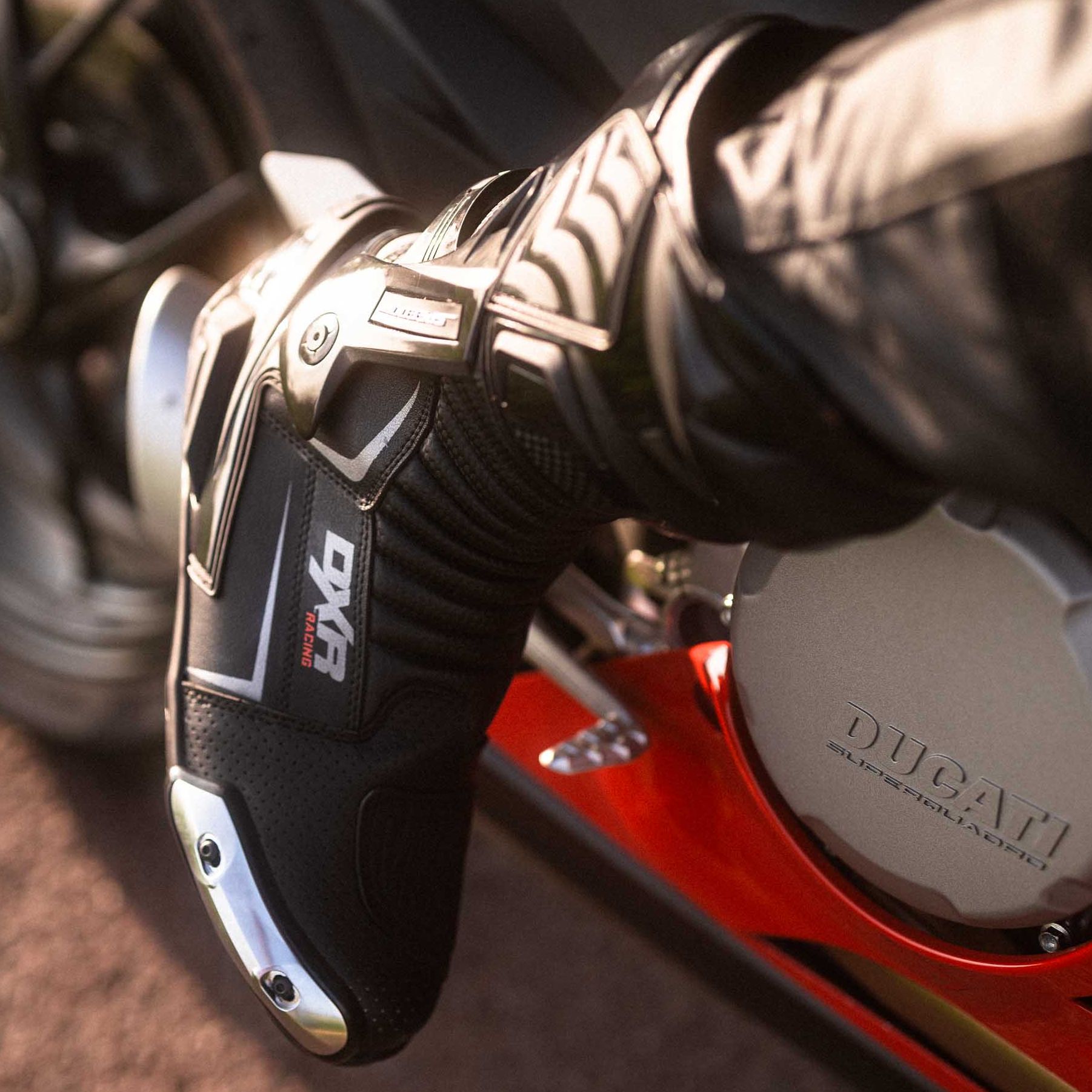 Finesse de la pointe de pied d'une paire de bottes moto piste DXR
