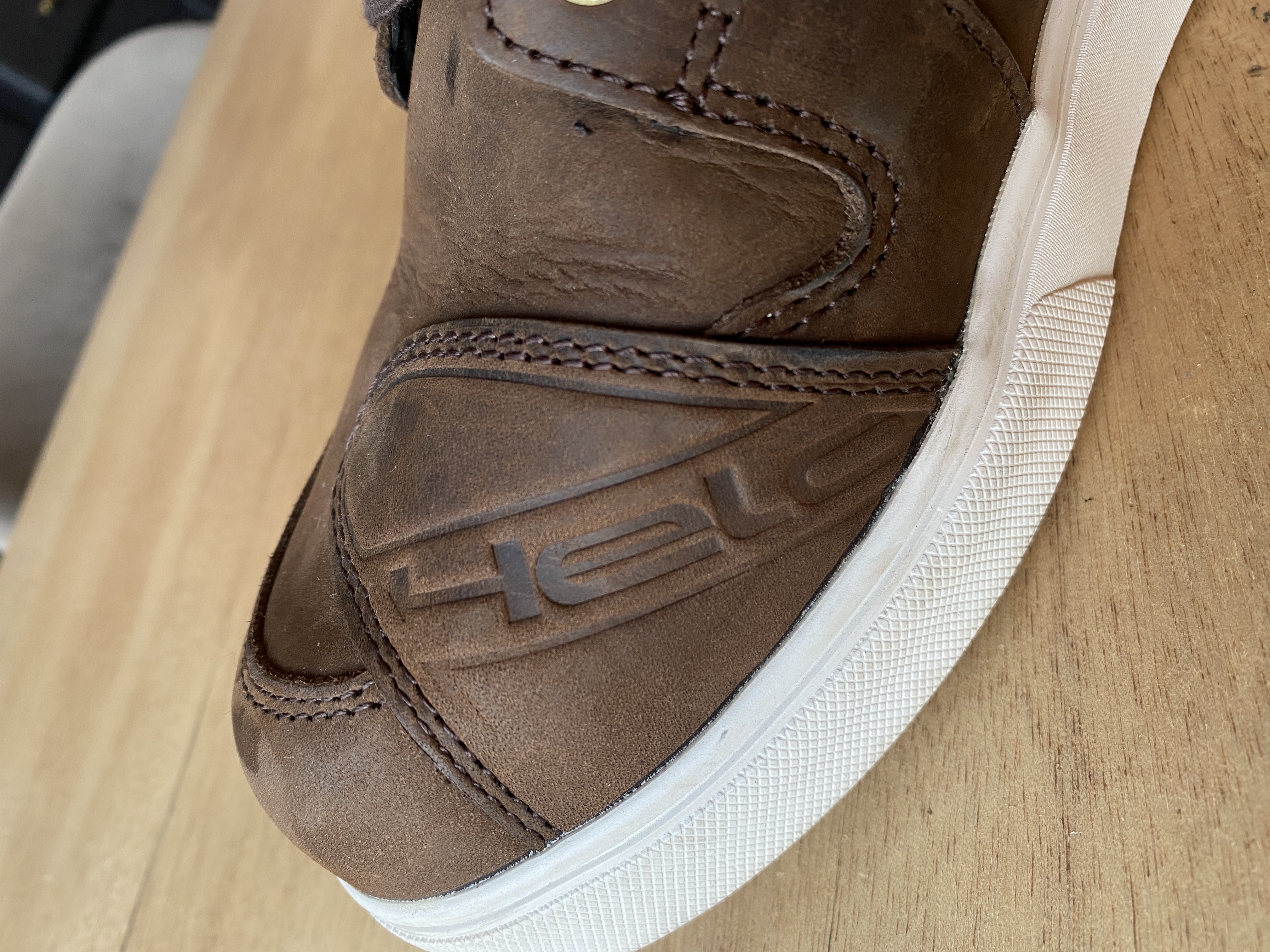 focus sur le bout de la chaussure held Sirmione