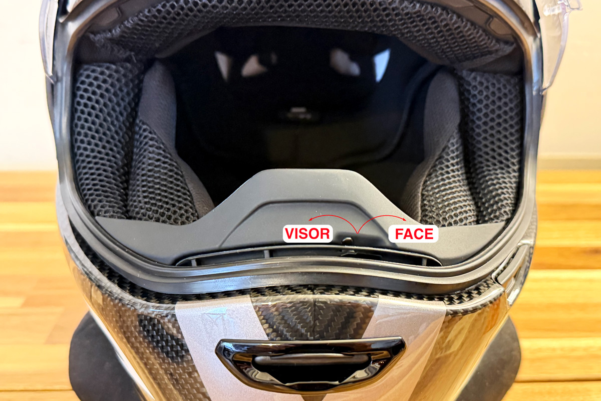 Boite à air double fonction brevetée par Roof permettant d'orienter la ventilation vers la visière ou le visage en fonction de la météo pour une ventilation optimale - RO200 S Carbon