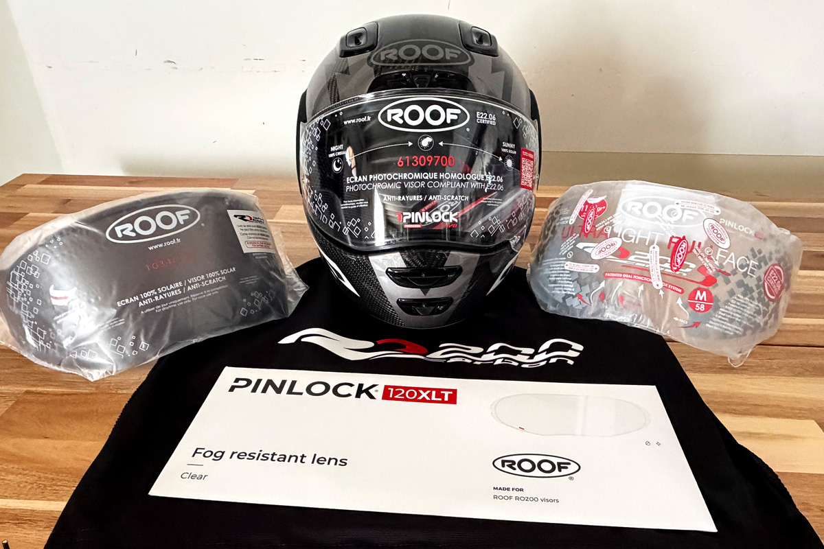 Casque intégral ROOF RO 200 S Carbon, le casque le plus léger du monde présenté avec ses accessoires