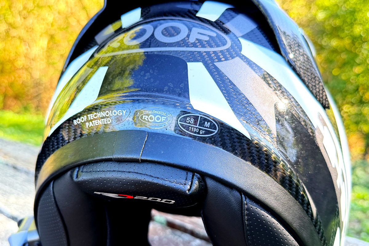 Présentation de l'étiquette de poids du casque intégral le plus léger du monde Roof RO200 S Carbon Suzuka blanc