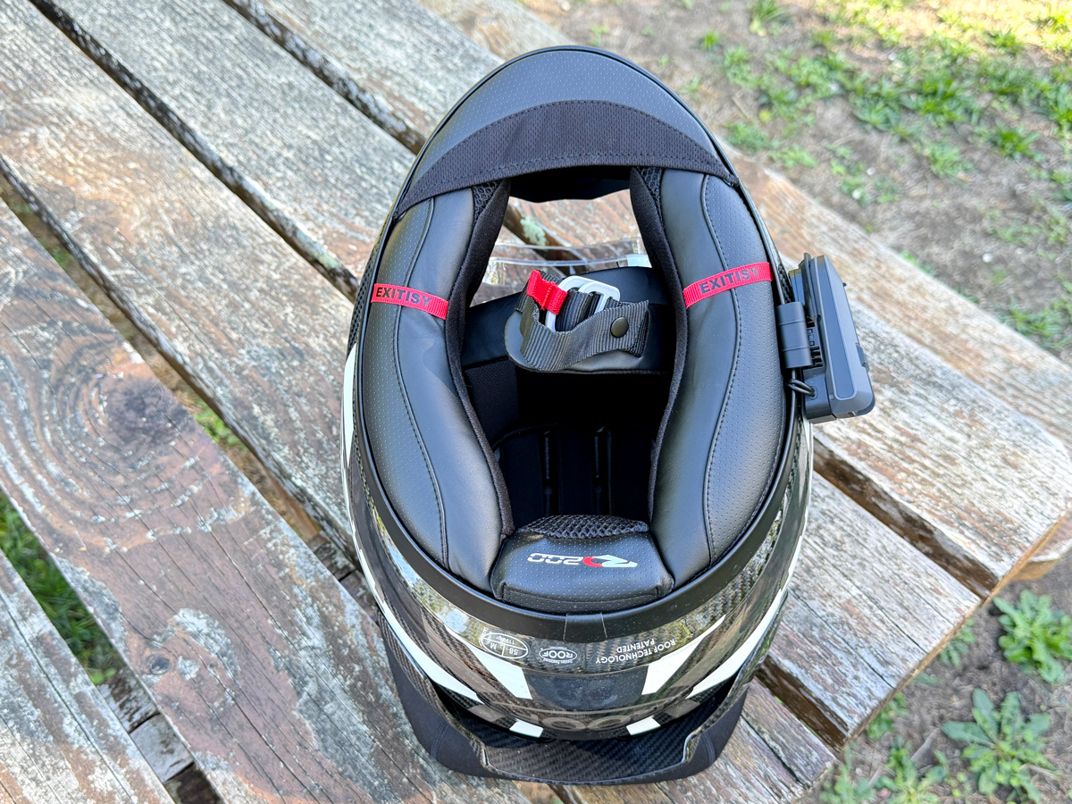 Présentation des finitions et de l'attache Double D du casque moto intégral le plus léger du monde en carbone, le casque ROOF RO200 S Carbon