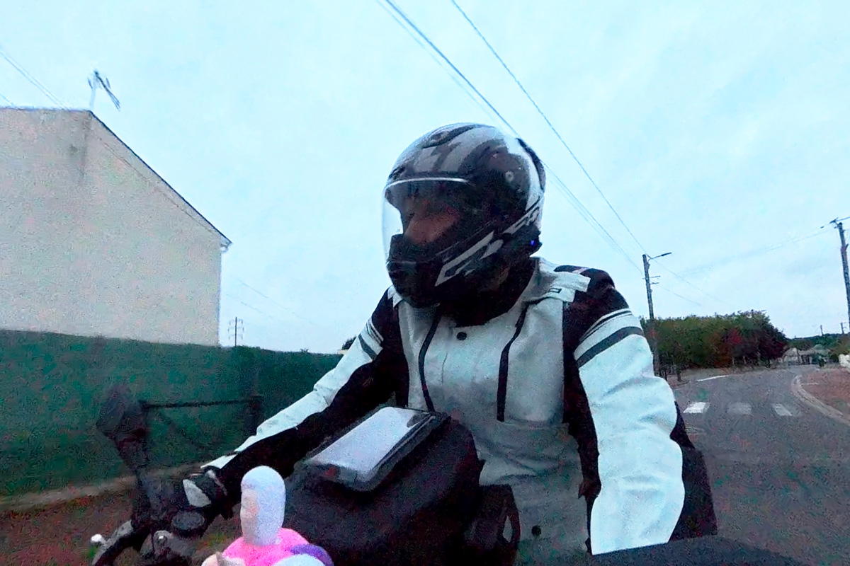 Visière photochromique sur casque intégral ROOF RO200 S Carbon de nuit - la visière est 100% transparente pour une meilleure lecture de la route